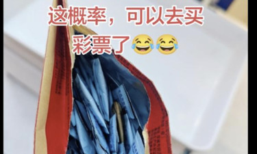 一包洽洽瓜子拆开全是脱氧剂，仅混进一颗瓜子！消费者：不为索赔，就觉得稀奇
