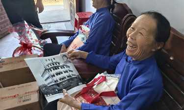 “妈妈深藏60年的心愿终得实现！”龙州一男子带75岁母亲重游南宁百货大楼