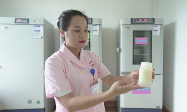 “共享母乳”传递爱！有宝妈半年里捐出5万毫升“爱心奶”