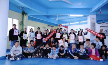 暖心！车友特校送温暖 孩子回赠“奔马图”