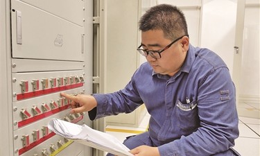 电网“急诊医生”闫茂华：13年练就指尖“精准排雷” | 聚焦广西工匠