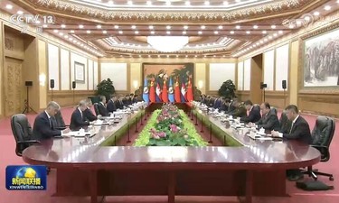 习近平会见柬埔寨人民党主席、参议院主席洪森
