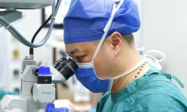 仁心铸光明 温情暖邕城
