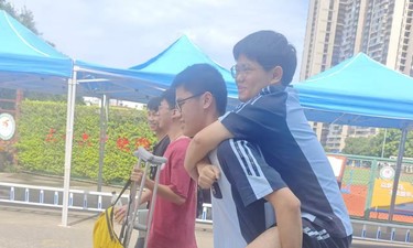 南宁十五中：腿部受伤，同学背他进高考考场
