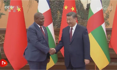 习近平会见中非总统图瓦德拉