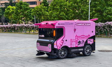 AI技术进校园  无人驾驶扫路机现身广西大学