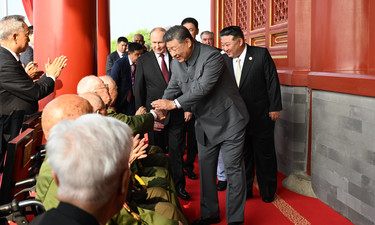 微镜头·习近平总书记同抗战老战士老同志亲切握手 | 这一握，情深意重