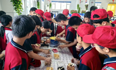 广西伊利公司开启趣味研学，解锁“甜蜜”之旅