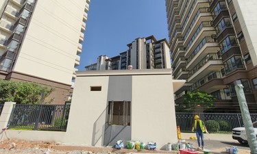 小区里建“垃圾房”引业主不满，开发商：方便环卫车清运临时垃圾