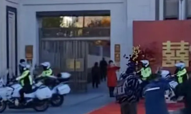 这婚礼太离谱！8人穿“警服”当开路车队