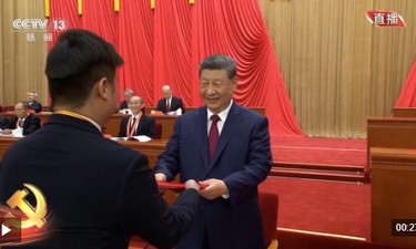 独家视频丨习近平等领导同志为全国优秀党务工作者代表颁奖