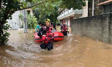 消防逐户搜寻被困人员、交警徒手疏通排水口……大雨中，他们在行动！