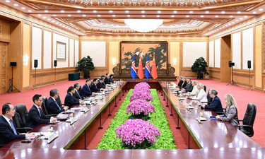 习近平会见冰岛总统托马斯多蒂尔