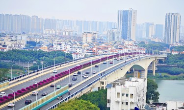 南宁葫芦鼎大桥上再现紫色"飘带"