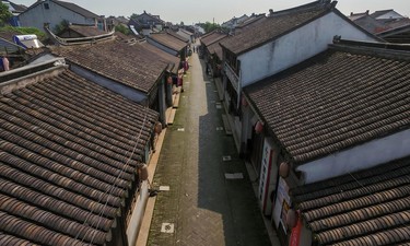 2025全国地方媒体总编辑看无锡｜锚定“中国经济学特色名村”，800年无锡礼社老街悄悄火了！