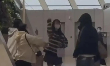 男歌手在机场突然被多名女子泼水！最新回应