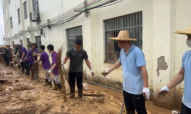 再出发！ 南宁百余名教职工驰援横州灾后重建