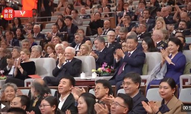 视频丨习近平夫妇同意大利总统马塔雷拉和女儿一同观看“奇妙的和谐”普契尼音乐会
