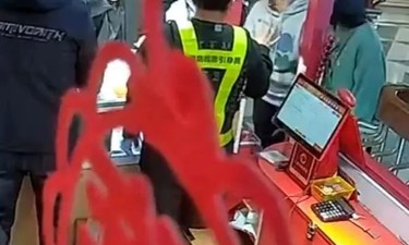 女子兑中奖彩票却被店员撕毁，官方通报