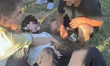 游客骑马被踢伤睾丸，当场倒地！警方介入