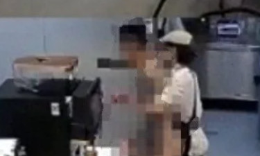 男子全身赤裸、持刀闯入奶茶店！品牌紧急提醒