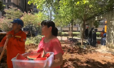 冰西瓜来咯！供电抢修队高温下作业，居民阿姨送冰西瓜致谢
