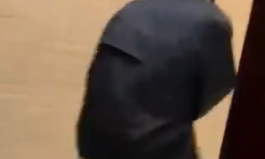 四川德阳一男子被指疑偷窥女厕，当地警方回应