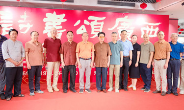 李兆焯观看广西墨宝缘书画院书画展 点赞书画佳作：融传统气韵 展八桂风采