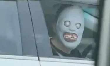 警方通报“高速戴恐怖面具惊吓过路车辆”事件：涉事人员系外籍老师