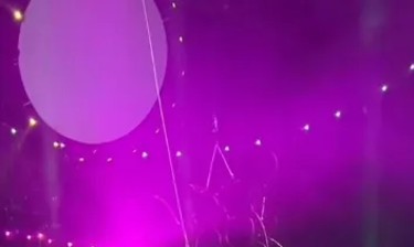 演出时突发！一名女演员从高空坠落身亡