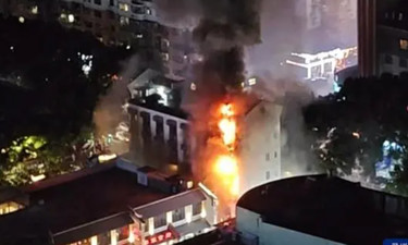 火焰迅猛蔓延至楼顶！广东一烧鸡店起火，官方通报