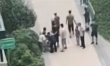 天降下水管，砸中婴儿车！官方通报：婴儿仍在救治中