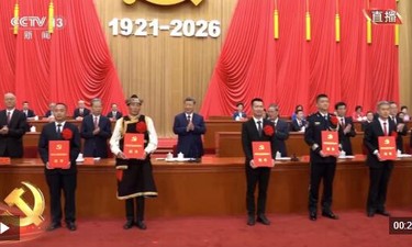 独家视频丨习近平等领导同志为全国先进基层党组织代表颁奖