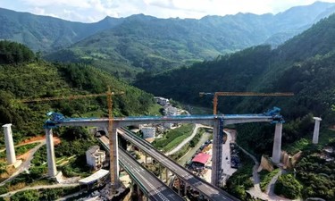 70米高空传捷报：黄百铁路广西段首个连续梁顺利完工