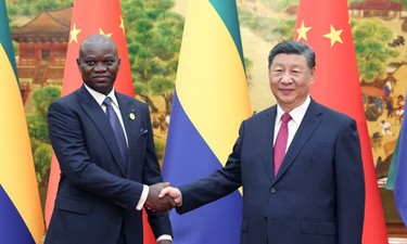 习近平会见加蓬总统恩圭马