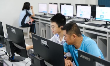 南宁市区普通高中招生首日，4003人被南宁二中、三中录取