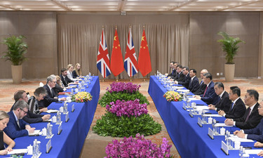 习近平会见英国首相斯塔默