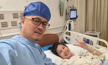 58岁歌手与小25岁妻子生子