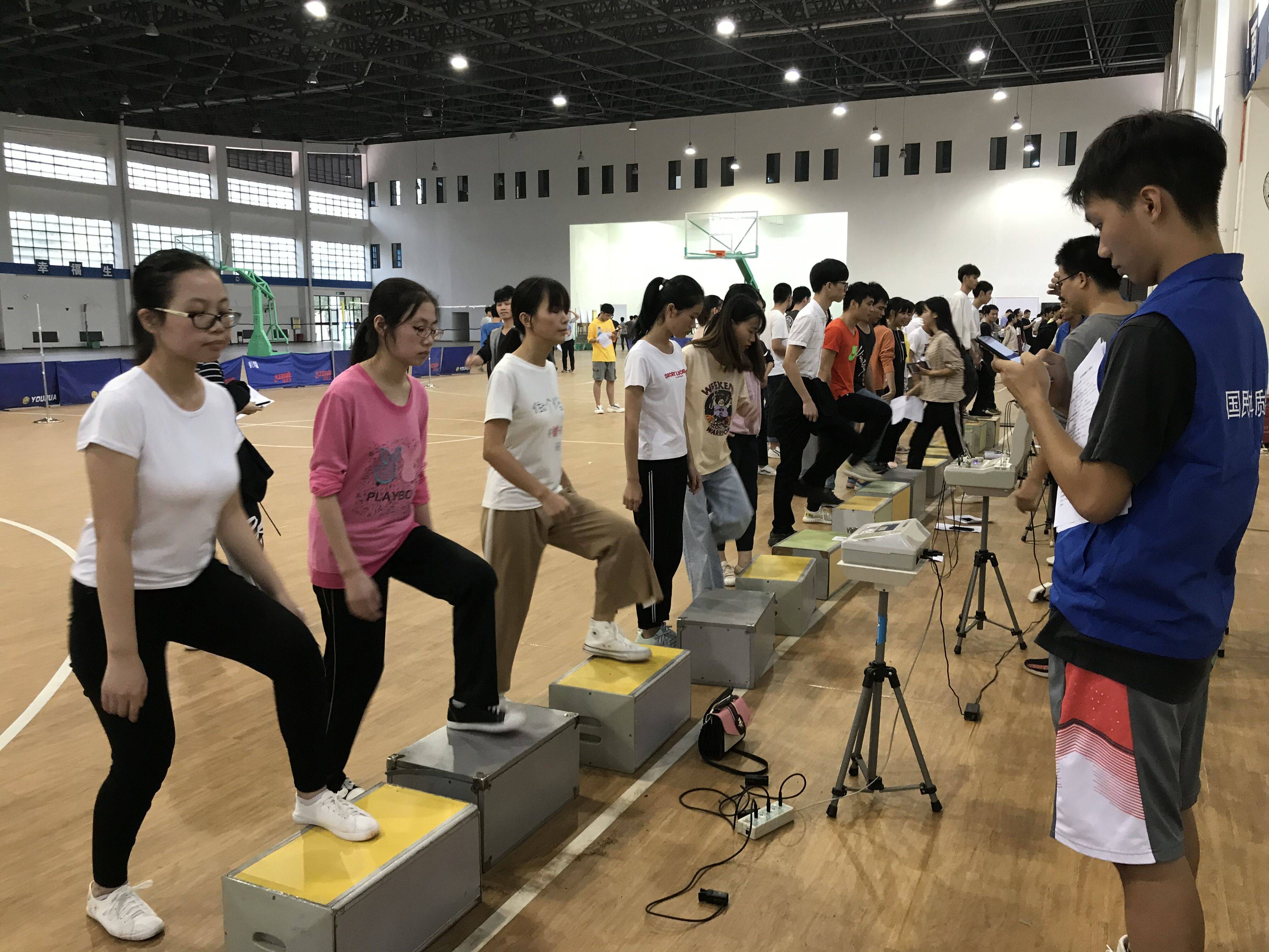 测试及数据上报工作,记者在现场看到,来自不同院系的大学生们分成多组