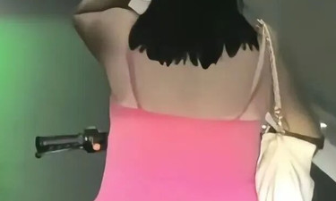 红裙女子被罚！骑电动自行车进隧道，“捂着耳朵无视鸣笛”