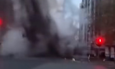 江苏连云港地下管道突然炸裂，喷射大量黑色液体！12345回应→