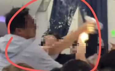 女子在飞机上向邻座乘客头上浇水，航司回应：因座椅靠背调节发生纠纷
