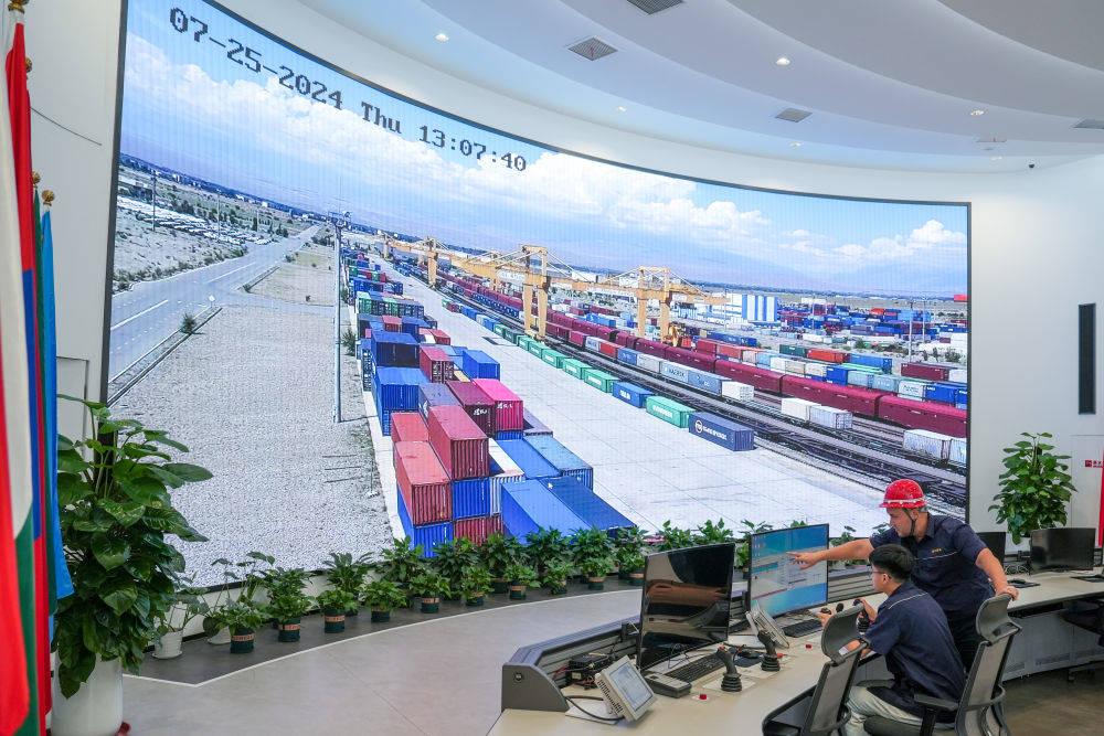 △ 在中哈（連云港）物流合作基地，工作人員通過“中哈物流場站”信息化跟蹤系統(tǒng)查看集裝箱運(yùn)輸情況（2024年7月25日攝）。