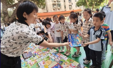南宁市青秀区长堽小学开展“好书漂流 书香满园”以书换书活动
