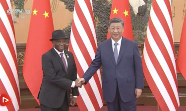 习近平会见利比里亚总统博阿凯
