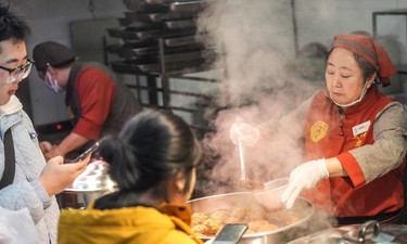 新闻多一点｜百年老市场的浓浓烟火气