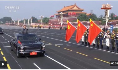 习近平以注目礼向党旗、国旗、军旗庄严致敬