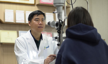 近四十载眼科路 近十万例光明情