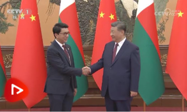 习近平会见马达加斯加总统拉乔利纳