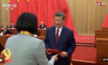 独家视频丨习近平等领导同志为全国优秀共产党员代表颁奖